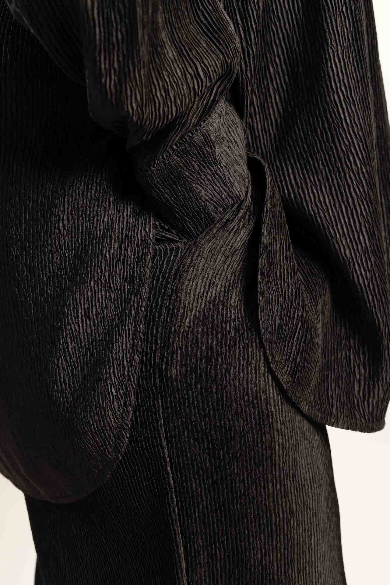 THE BLACK TEXTURED SHIRT