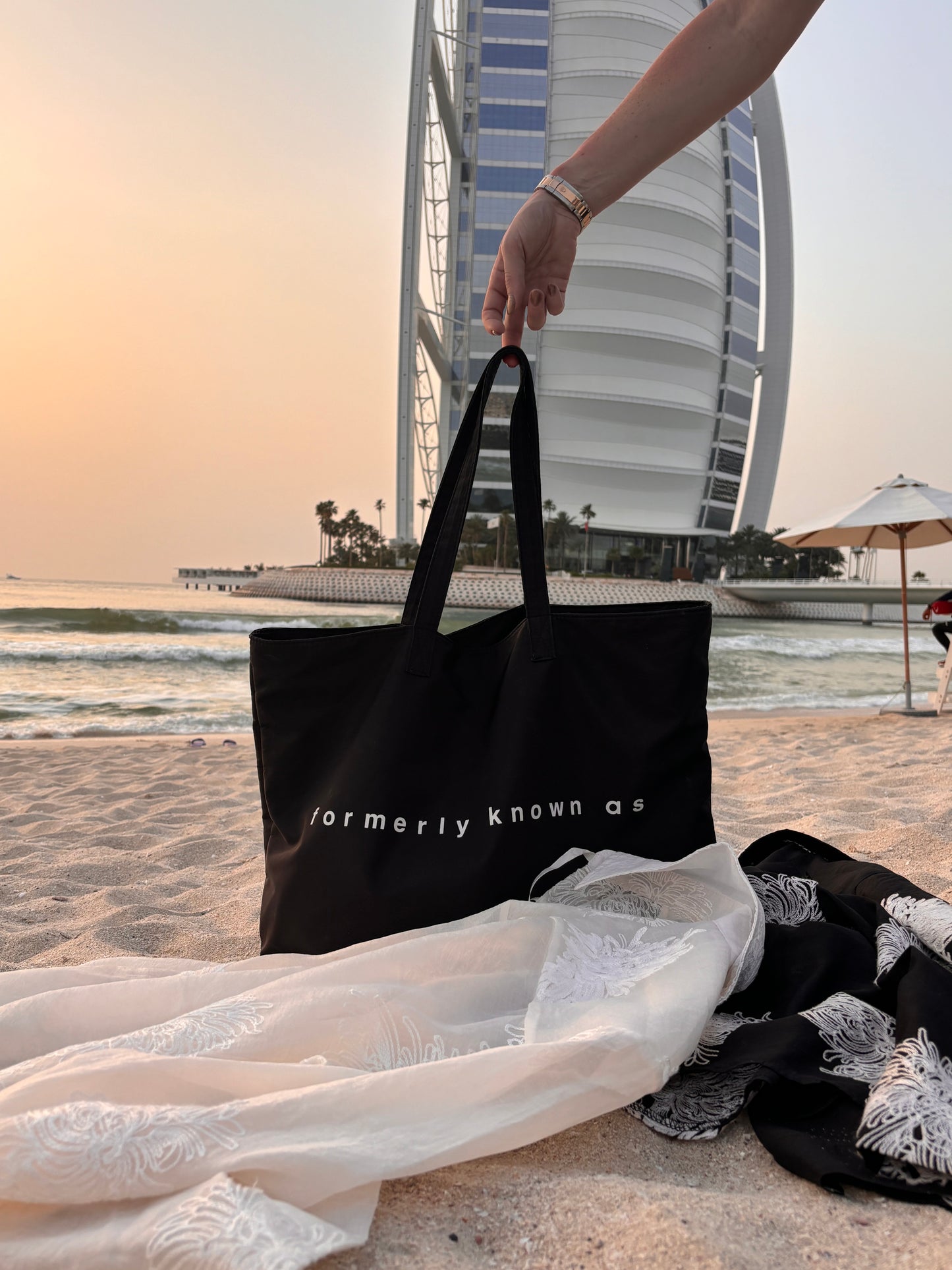 THE CLASSIC TOTE